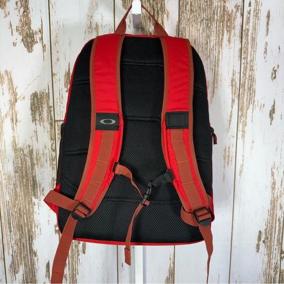 Oakley Works Pack 35L. Men's Backpack in Red and Black. Excellent condition! - Picture 4 of 11